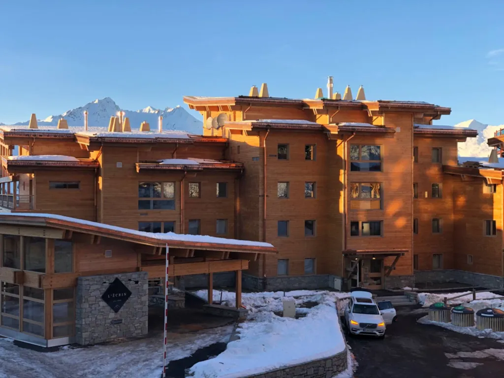 Vente d'un appartement T4 d'exception ski au pied meublé et décoré par un architecte d'intérieur au cœur de la station ARC 1800