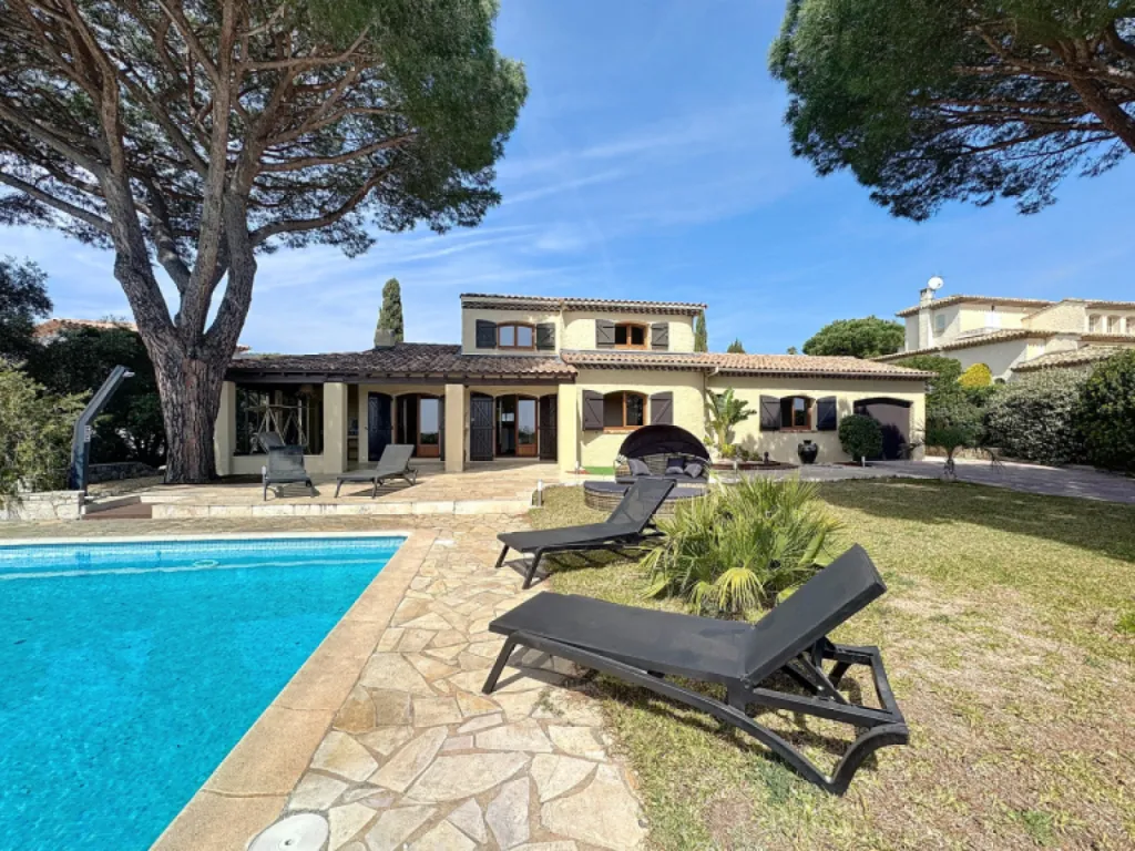 Villa 5 pièce(s) 4 chambre(s) 150 m² Fréjus (83370)
