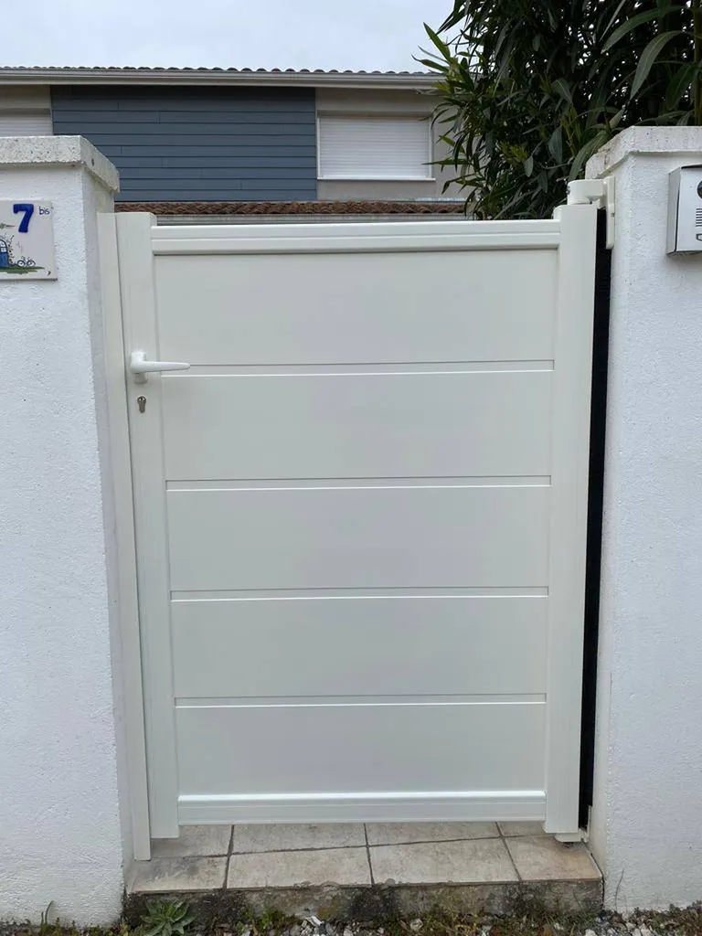 Après, pose d'un nouveau portillon aluminium sur mesure sur St Médard En Jalles