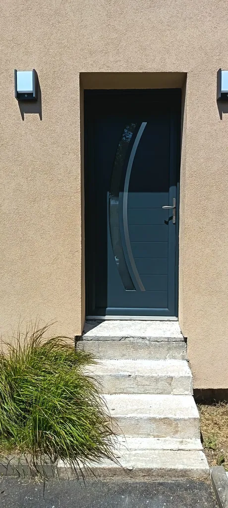 Spécialiste de la porte d'entrée au Havre et ses alentours 76 : La qualité Hybride (alu/pvc) pour une performance thermique optimale