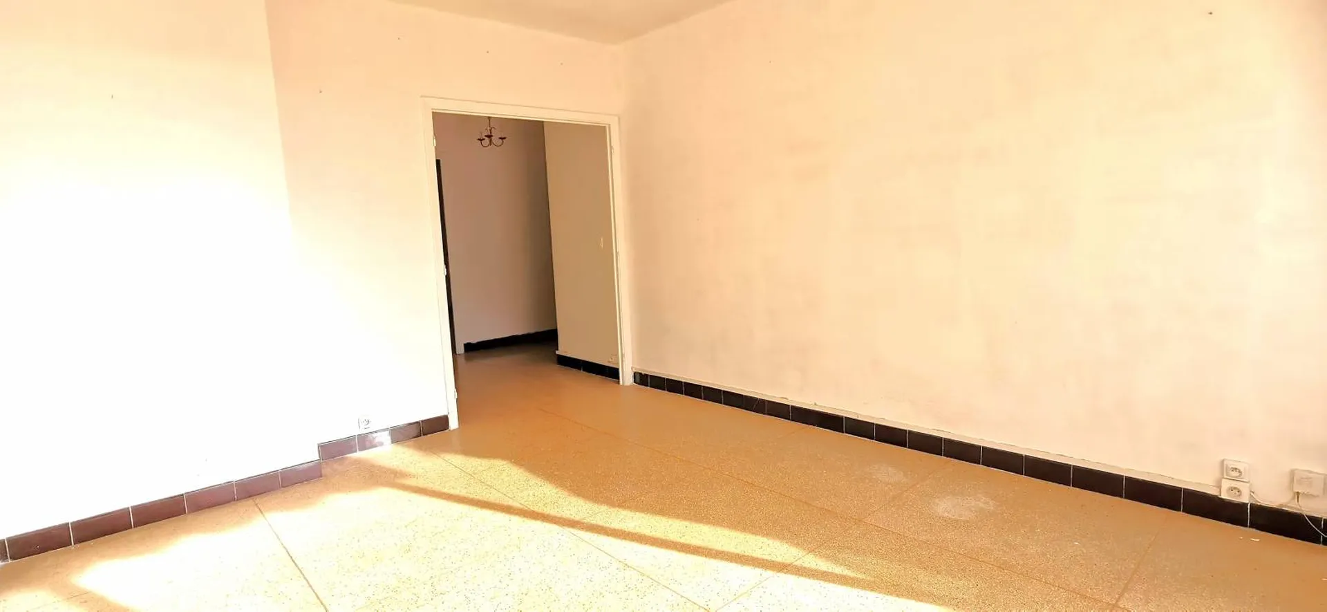 Appartement T2 Cassis  en rez-de-chaussée avec spacieuse terrasse vue mer dans résidence fermée derrière le port