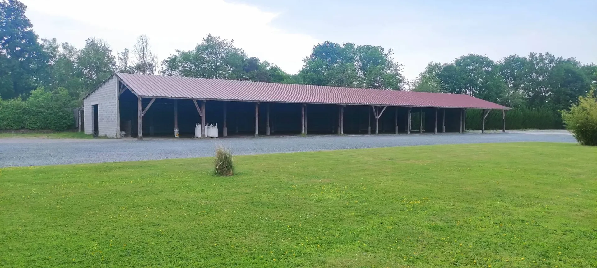Achat, à 5 minutes de la gare de MEZIDON-CANON (14270) et à 30 minutes de CAEN (14000) et de CABOURG (14390), propriété équestre de caractère avec forage, paddocks, hangar et maison familiale.