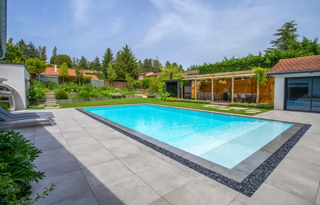 Rénovation de piscine, installation de pergola et sauna extérieur avec potager paysager à Toussieu (69780)
