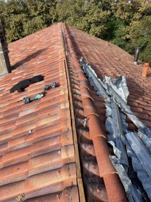 renovation de faitage en cours sur une maison a bastennes dans les landes 