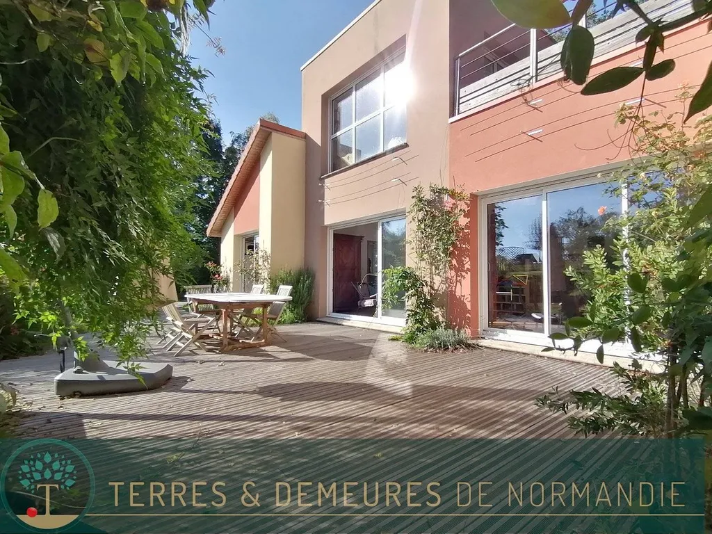 5 min. de Bourneville, maison contemporaine, au calme sans nuisance, terrain arboré. Proche des commerces, écoles et autoroutes.