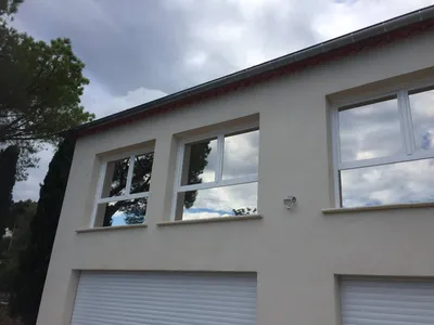 Pose d'un film solaire sur vitres d'un bâtiment industriel à Grasse 06