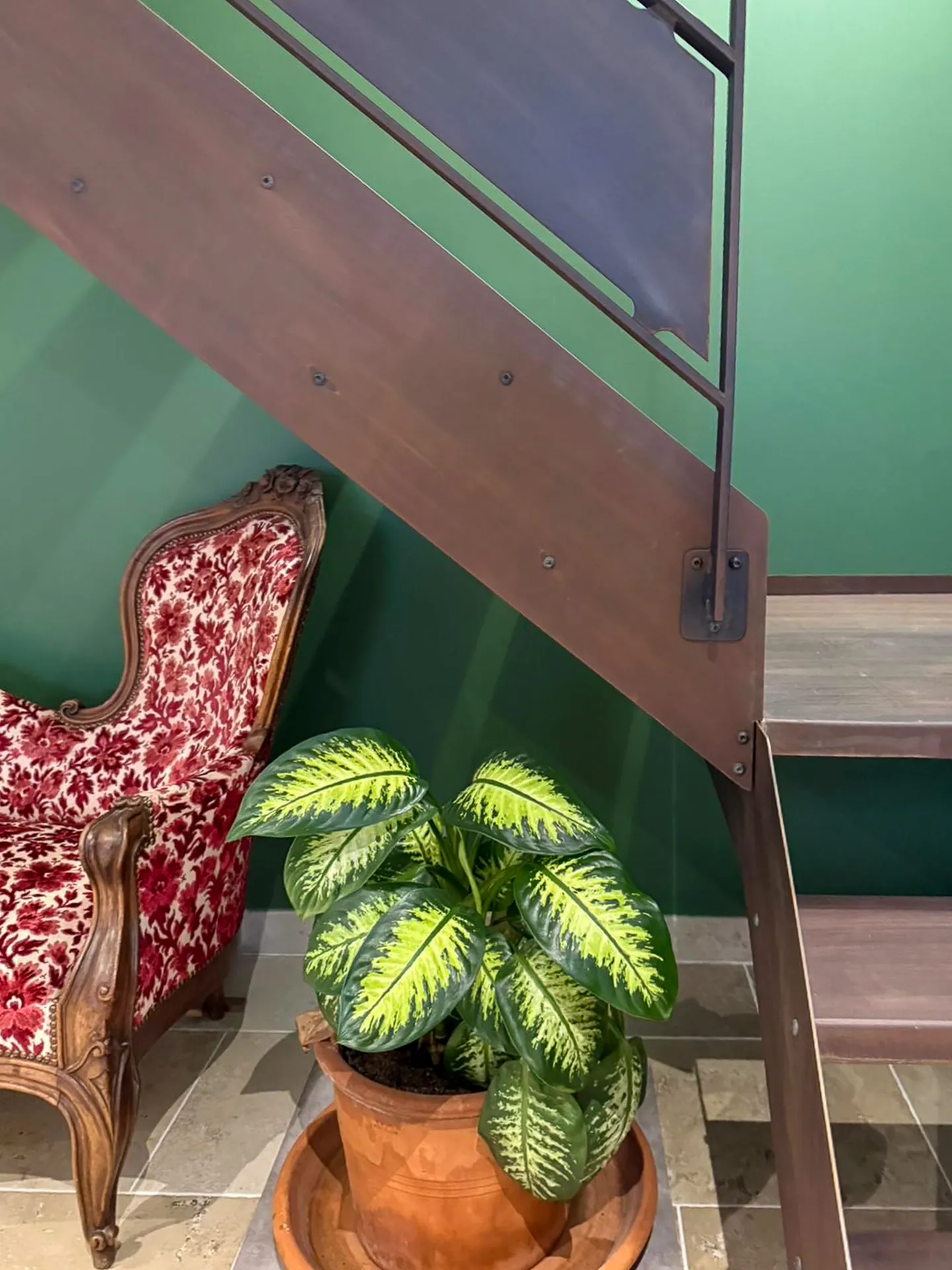 Escalier en métal sur mesure au design contemporain robuste et industriel sur le Plateau ardéchois intérieur habitation