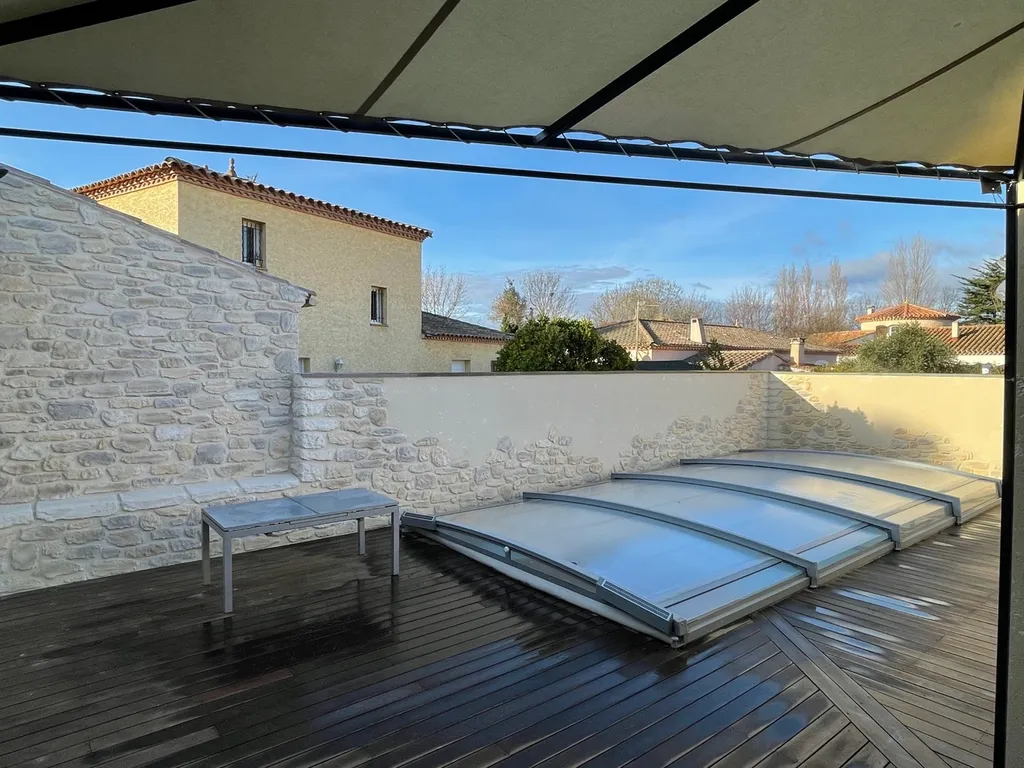 Tour de piscine en cascade de pierre à Narbonne dans l’Aude