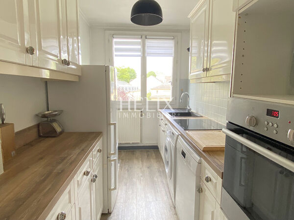 Le Pecq Place Royale- appartement traversant 4 pièces de 67.25 m2