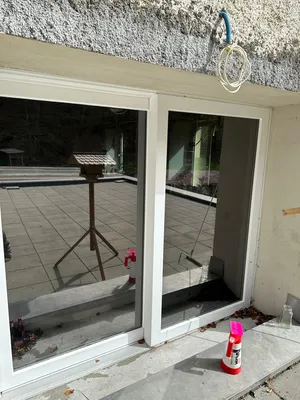 Solution film solaire pour vitrines de bars et restaurants à Estavayer-le-Lac : limiter la climatisation et améliorer le confort client