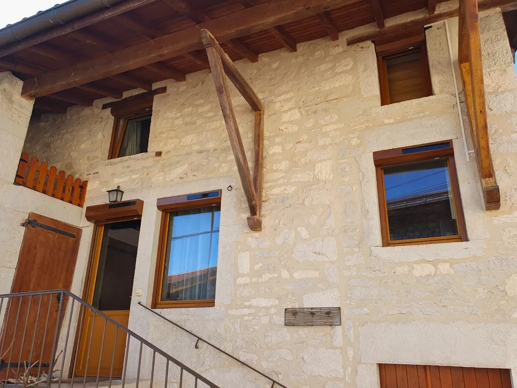 Pose de volets roulants sur-mesure imitation bois chêne doré Lakal avec motorisation solaire à Ambérieu-en-Bugey dans l'Ain (01)