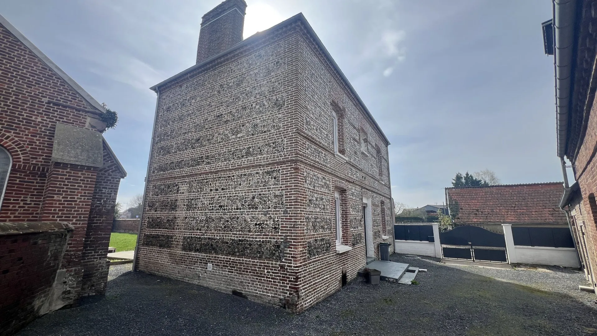 Ancien presbytère rénové 180m² avec 5 chambres, dépendances et maison annexe pour gîte, jardin clos, cachet et volumes, à proximité de Eu 76260