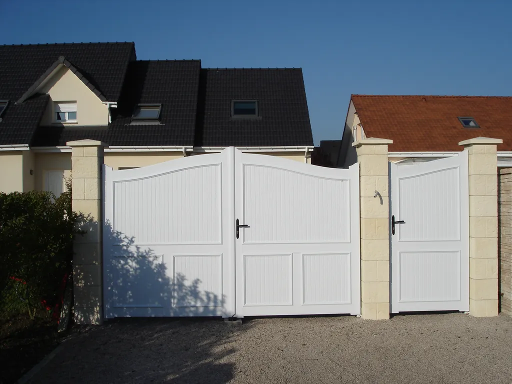 Installation de Portail Motorisé en PVC à 2 Battants pour Particuliers à Grand Quevilly et son Agglomération en Seine-Maritime 76