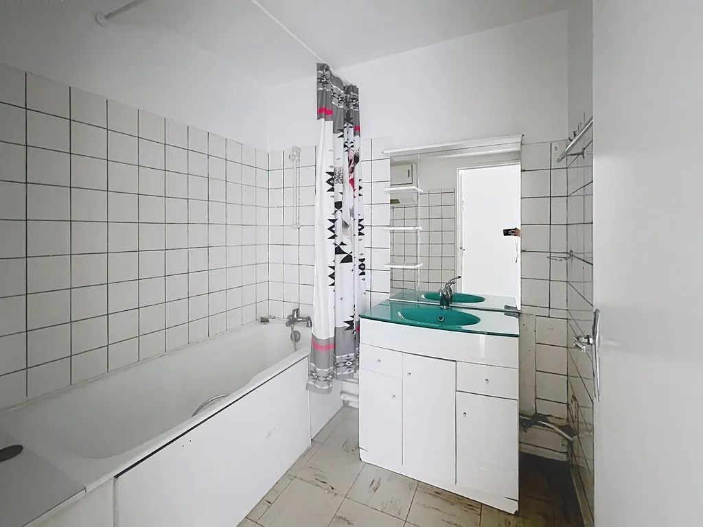 Appartement F3 avec travaux de rafraichissement