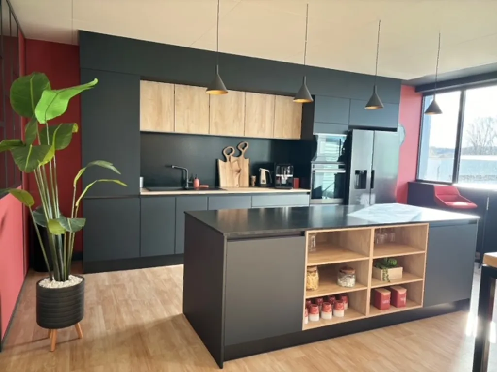 Créer une cuisine et un espace de vie pour les salariés avec îlot central à Saint-Sulpice-sur-Lèze proche de Toulouse