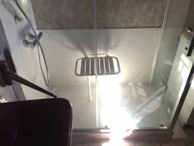 Remplacement baignoire par douche senior sécurisée