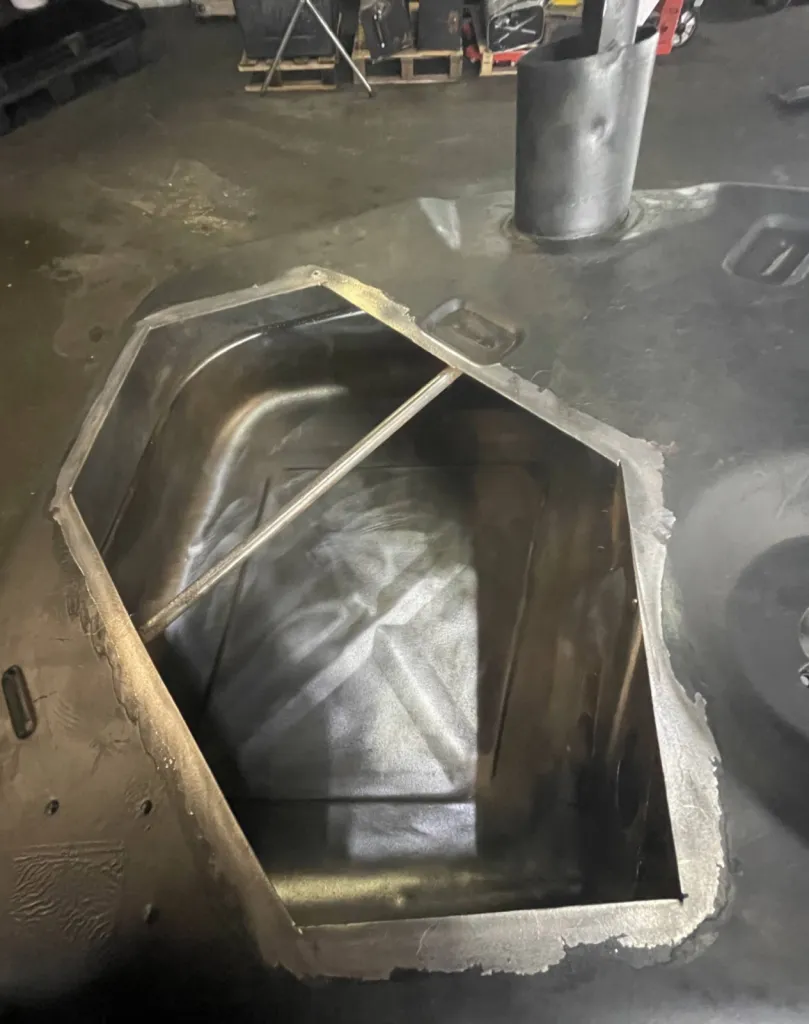 Réservoir de carburant en réparation avant soudure, les Milles