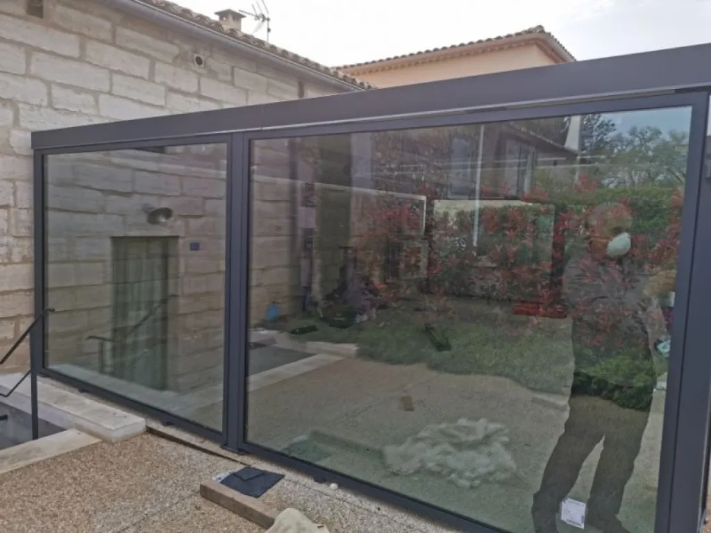 Fermeture d'un carport en vitrage isolant et menuiserie alu sur Maussane