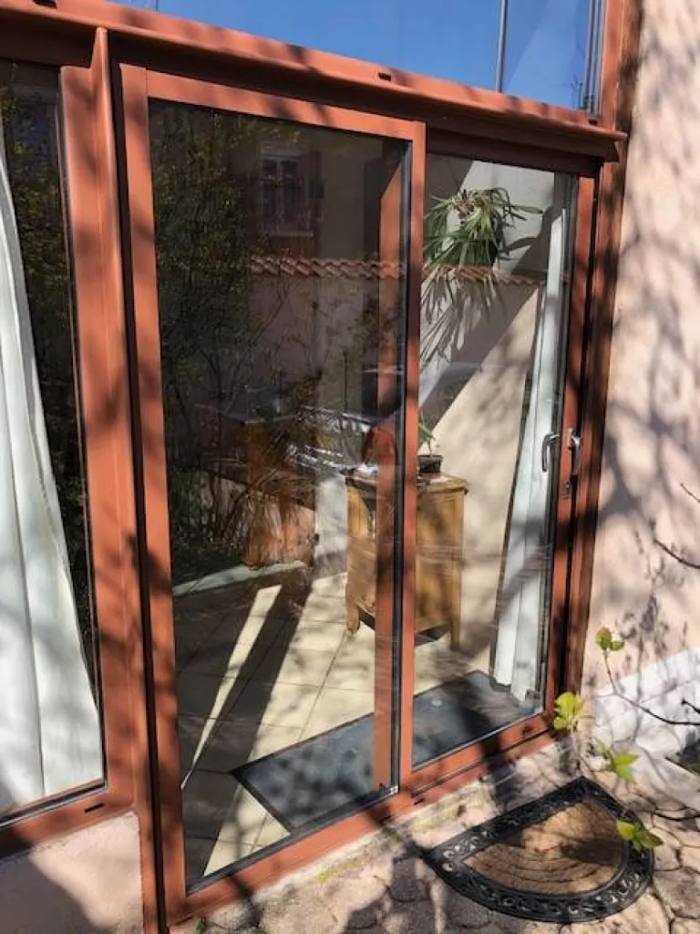 Création de véranda avec porte vitrée sur mesure pour une villa à Champagne aux Monts d'Or