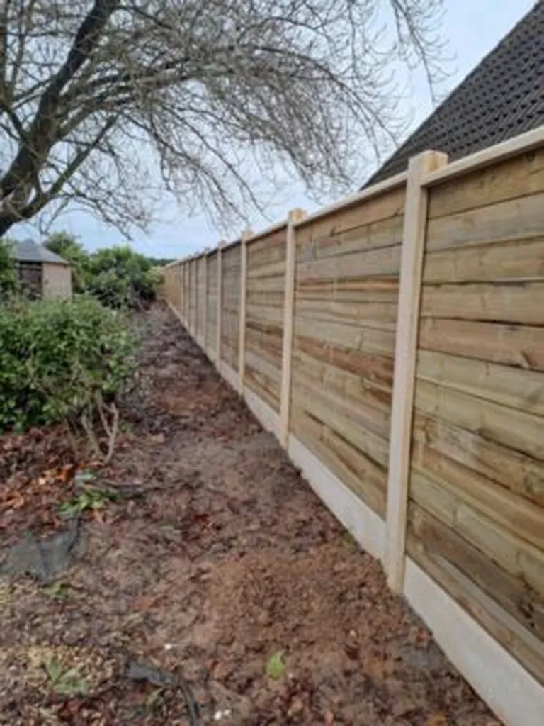 Vente et pose d’une clôture mixte en béton et en bois proche de Beuzeville 27, entre Caen et Pont Audemer