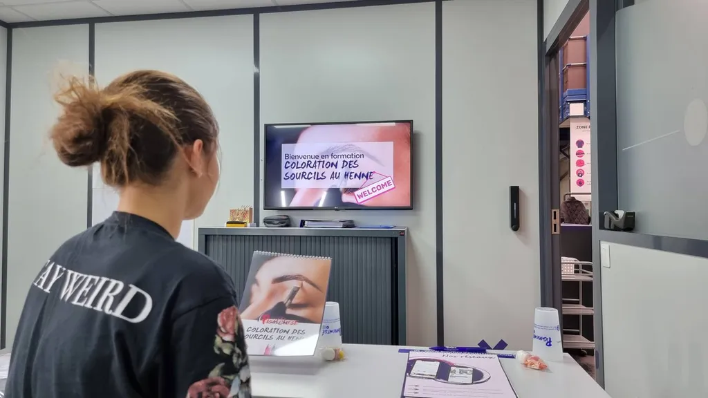 Apprendre à colorer les sourcils