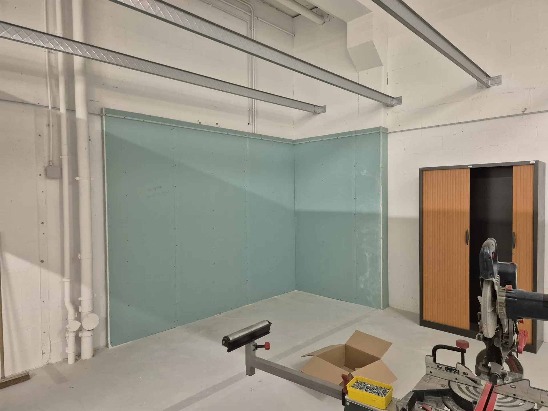 Installation complète de faux plafonds dans des bureaux d'entreprise lors d'une rénovation complète à Ecully dans l'ouest lyonnais