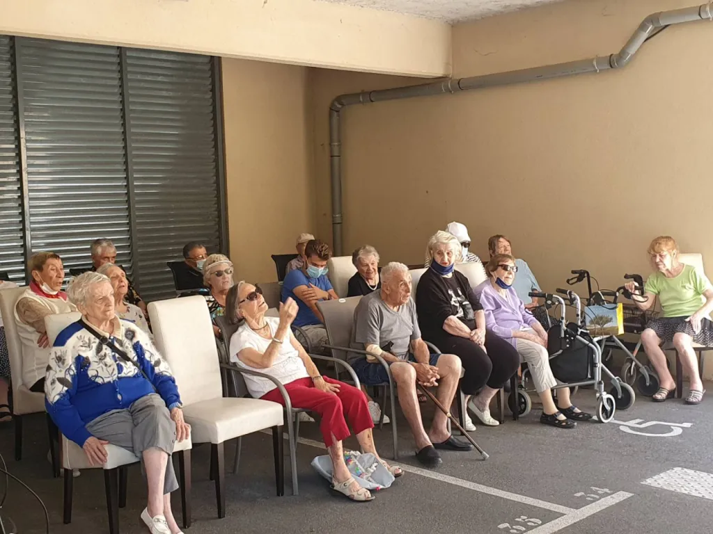 repos bien mérité après l'animation musicale de la résidence senior à côté de Lunel