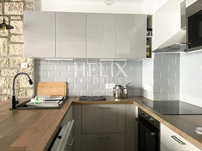 Terrasse en plein coeur de Saint Germain en Laye, un appartement de 49 M² situé au 1er étage d'un immeuble ancien bien entretenu.