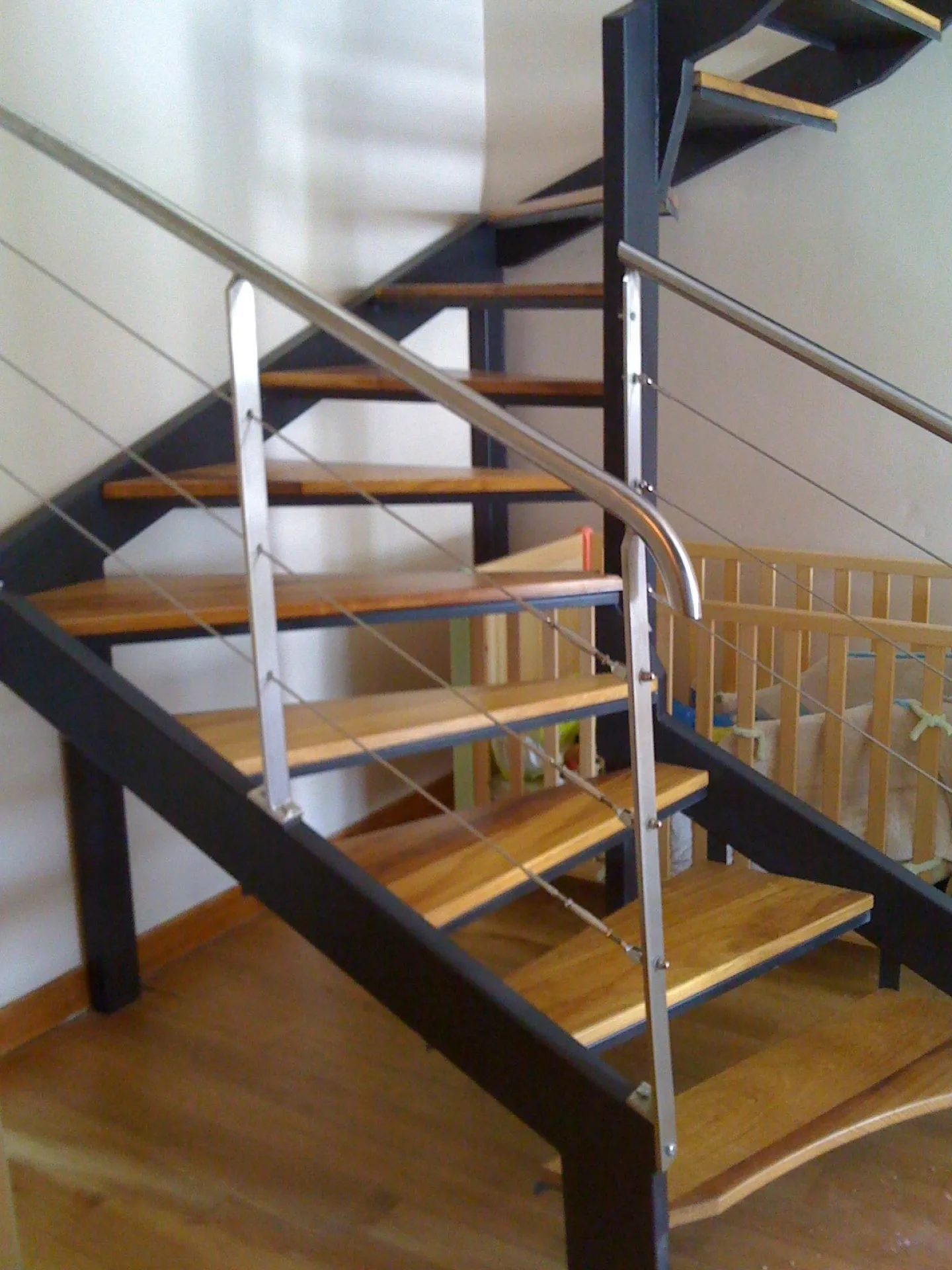 Réalisation d'un escalier en bois et en acier sur-mesure à Bordeaux, ainsi qu'un agencement sous l'escalier à la teste de buch