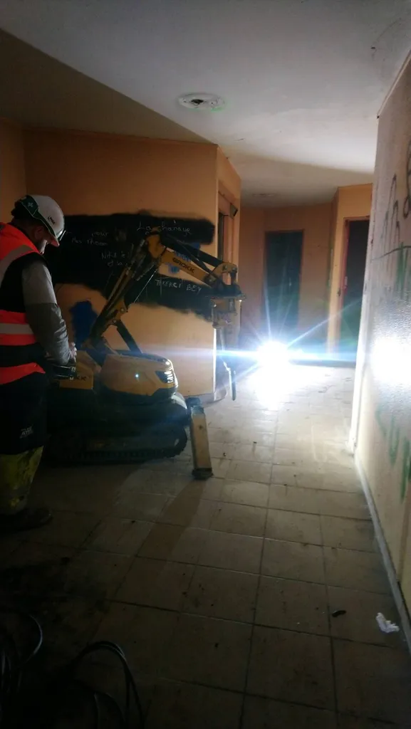 Location d'un robot de démolition Brokk 70 télécommandé pour agrandir des ouvertures de portes à Macon