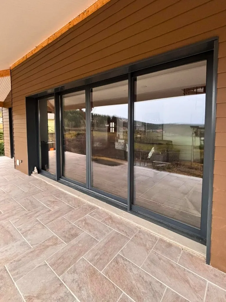 conception et pose d'un coulissant quatre vantaux alu par 3 Baies à Chalmazel dans la Loire (42)