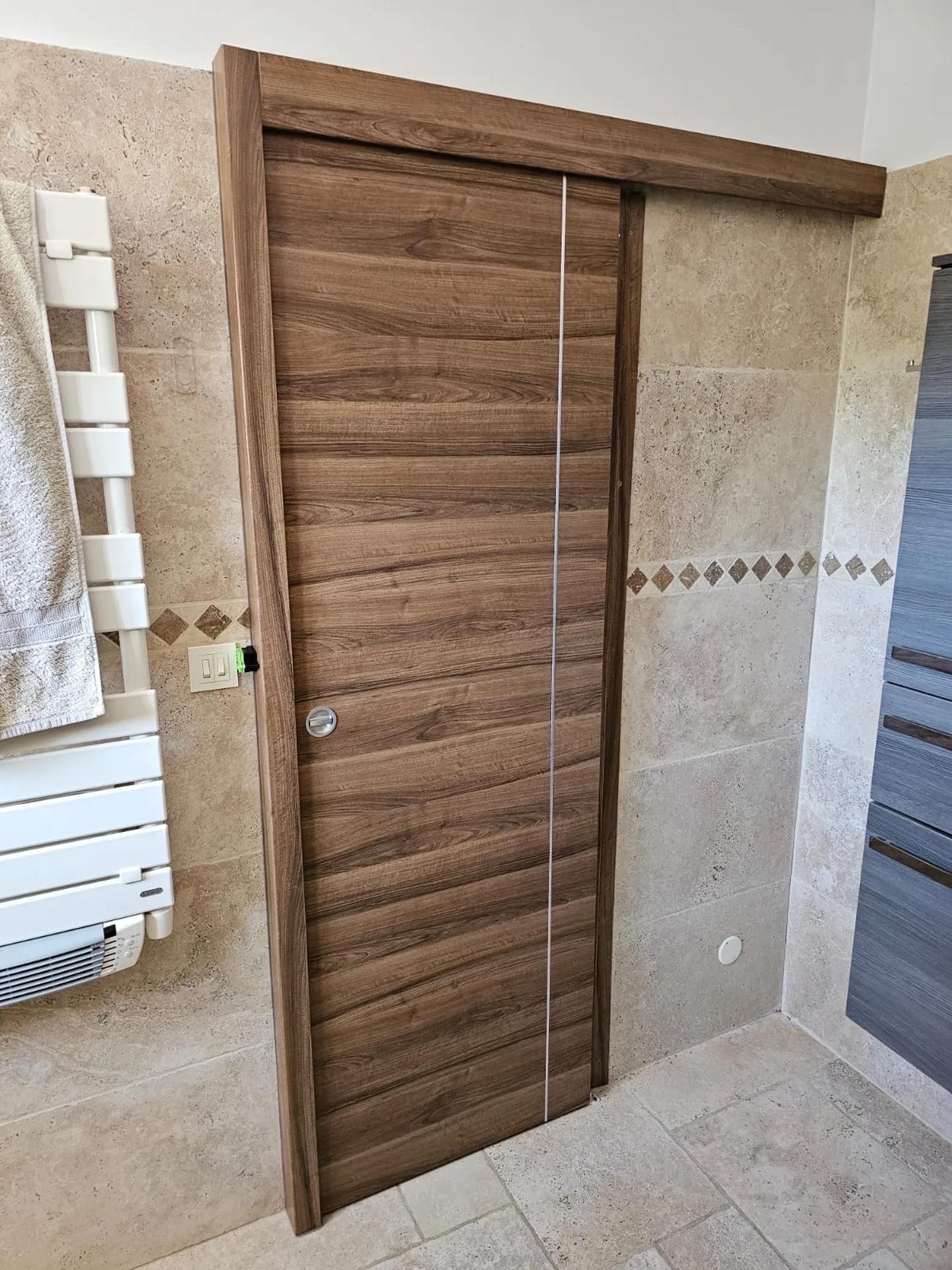 Rénovation d'une porte intérieure par une porte coulissante pour une maison Sausset les Pins