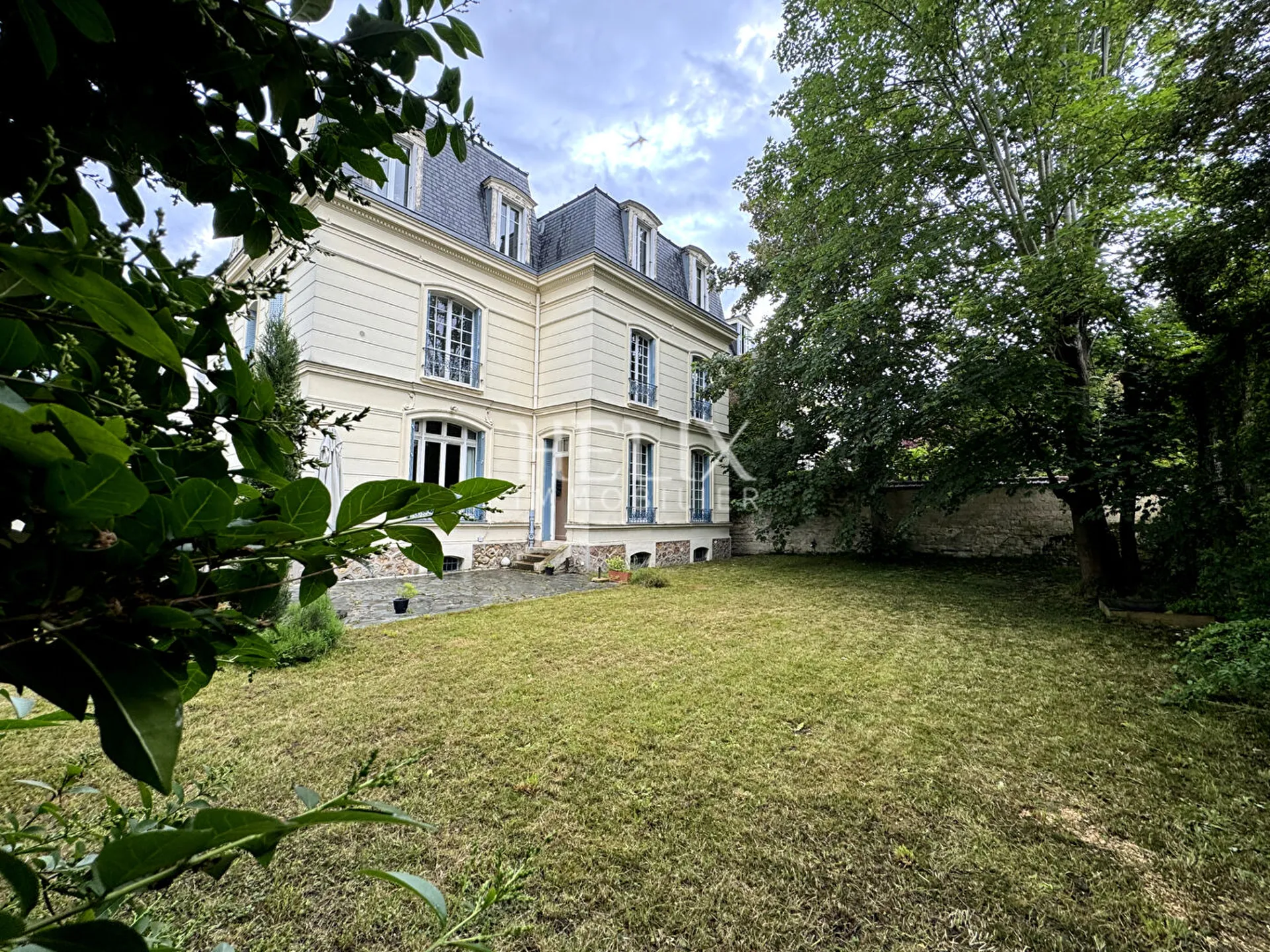 vue exterieure de cet hotel particulier ou y vivre y fait bon toujours les jours 