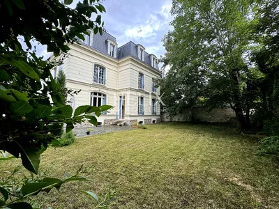 vue exterieure de cet hotel particulier ou y vivre y fait bon toujours les jours 