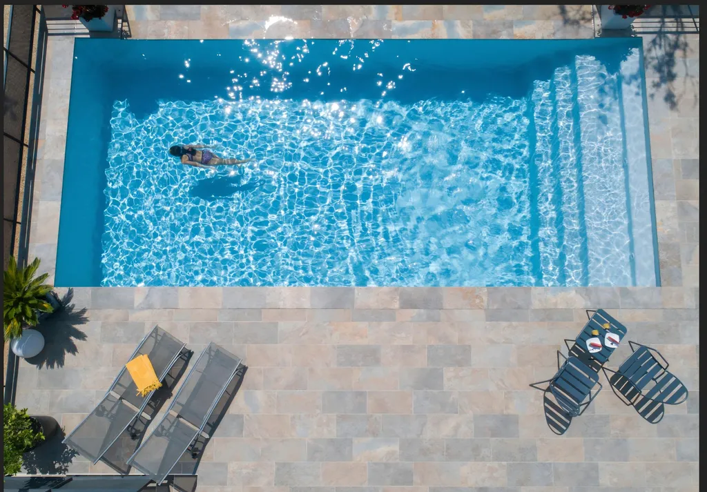 Piscine coque modèle ZAFORA 9.00 x 4.00 m acec margelle et carrelage thème Bali