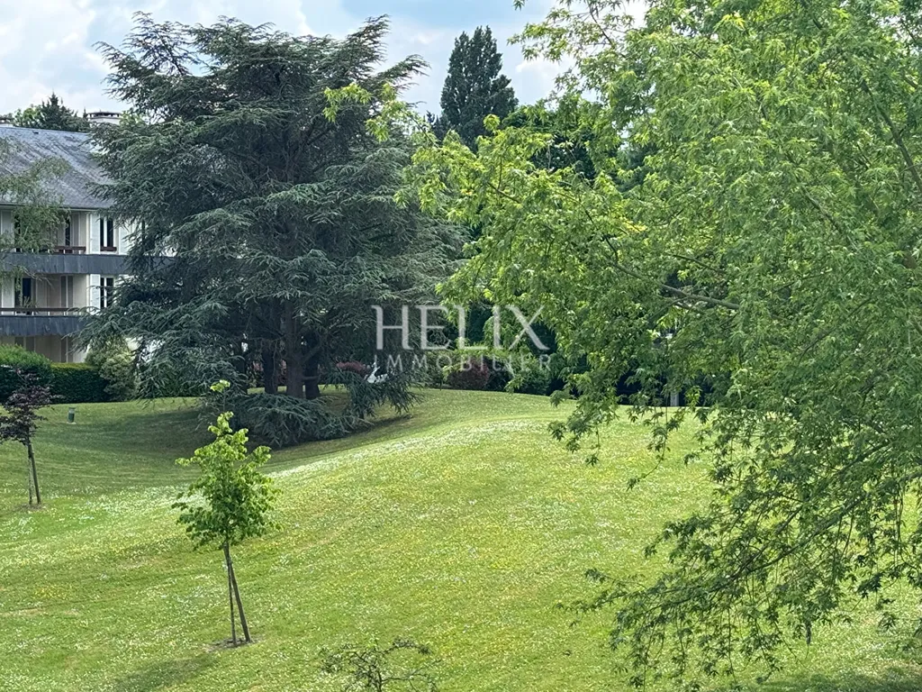 A vendre, situé dans un secteur très recherché à la fois proche du centre ville, de la gare et tennis à Louceviennes un grand appartement de 123,98 M2. Rénovation et isolation de la toiture  votées en mars 2025 et payées par les vendeurs.