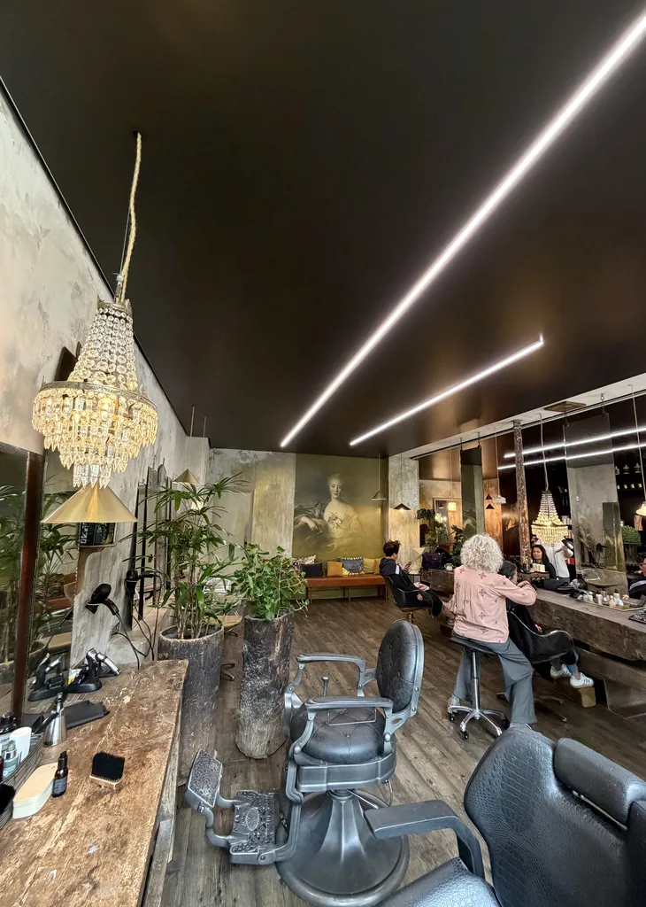Pose d’un plafond tendu Barrisol Clim® pour chauffage et climatisation dans le salon de coiffure Inédit Coiffure à Villefranche sur Saône