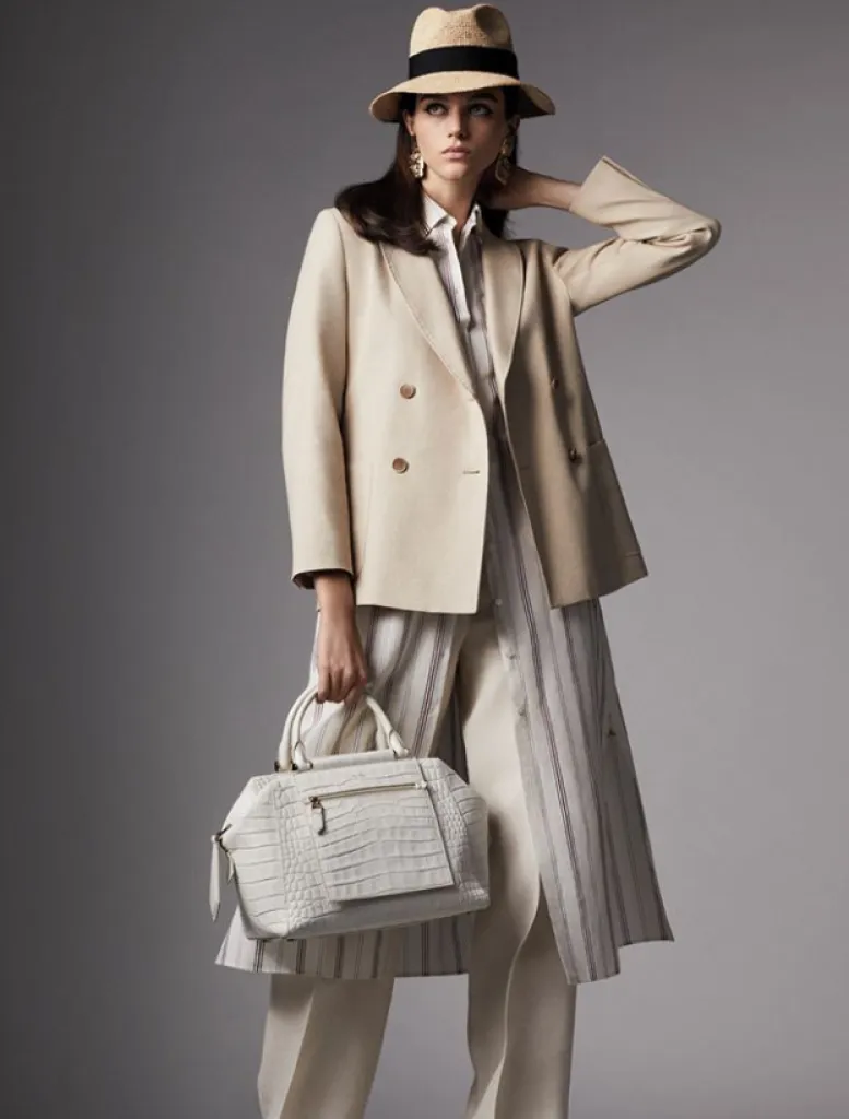 Sacha a sélectionné la ligne d'accessoires MaxMara sacs et souliers pour son chic intemporel.