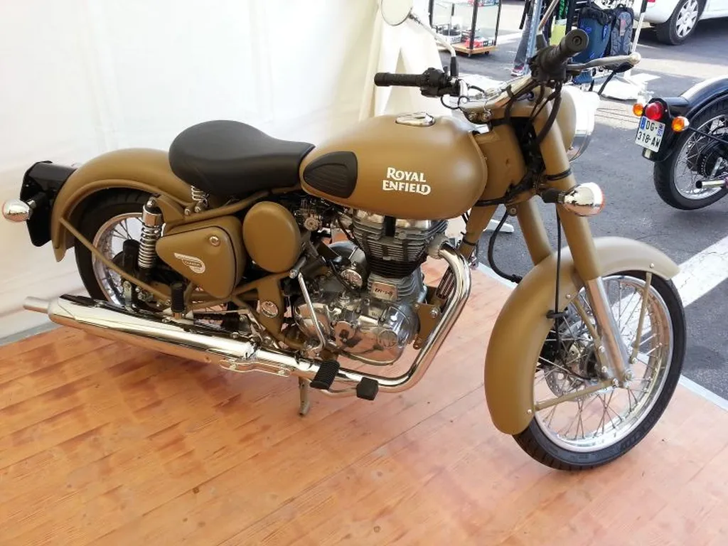 moto vintage royal enfield var six fours les plages