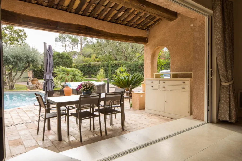 Rénovation d'une maison à Saint Raphaël dans le var. Création d'une grande baie à galandage dans le salon donnant sur jardin par Inspirations d'Intérieurs