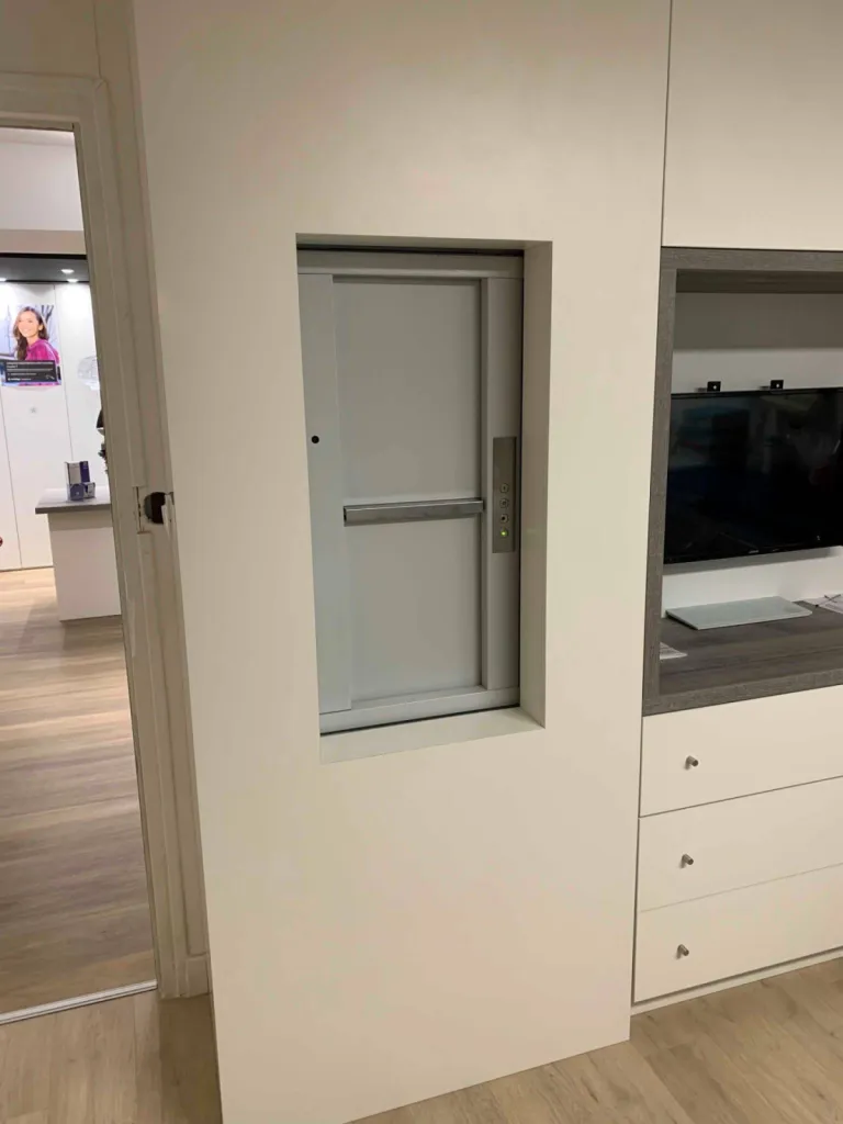 Intégration maximale de ce monte plats hydraulique HIDRAL dans un cabinet dentaire à Marseille