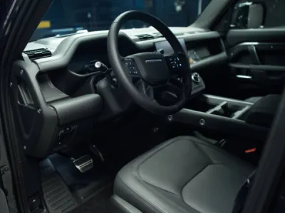 Application haut de gamme de film de protection PPF sur ce Land Rover Defender, visible ici dans notre atelier proche de Lorient.
