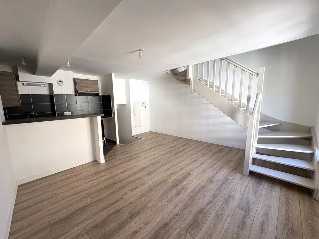 À vendre : Charmant duplex rénové dans une élégante copropriété de 1880, à deux pas de la plage et du port.