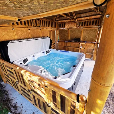 mise-en-place-spa-5-places-sous-paillotte-en-bambou-gard-st-siffret-uzes