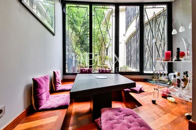 Maison d'architecte de 315 m² très élégante dans Le Vésinet à proximité du RER, elle dispose entre autre d'une salle de cinéma