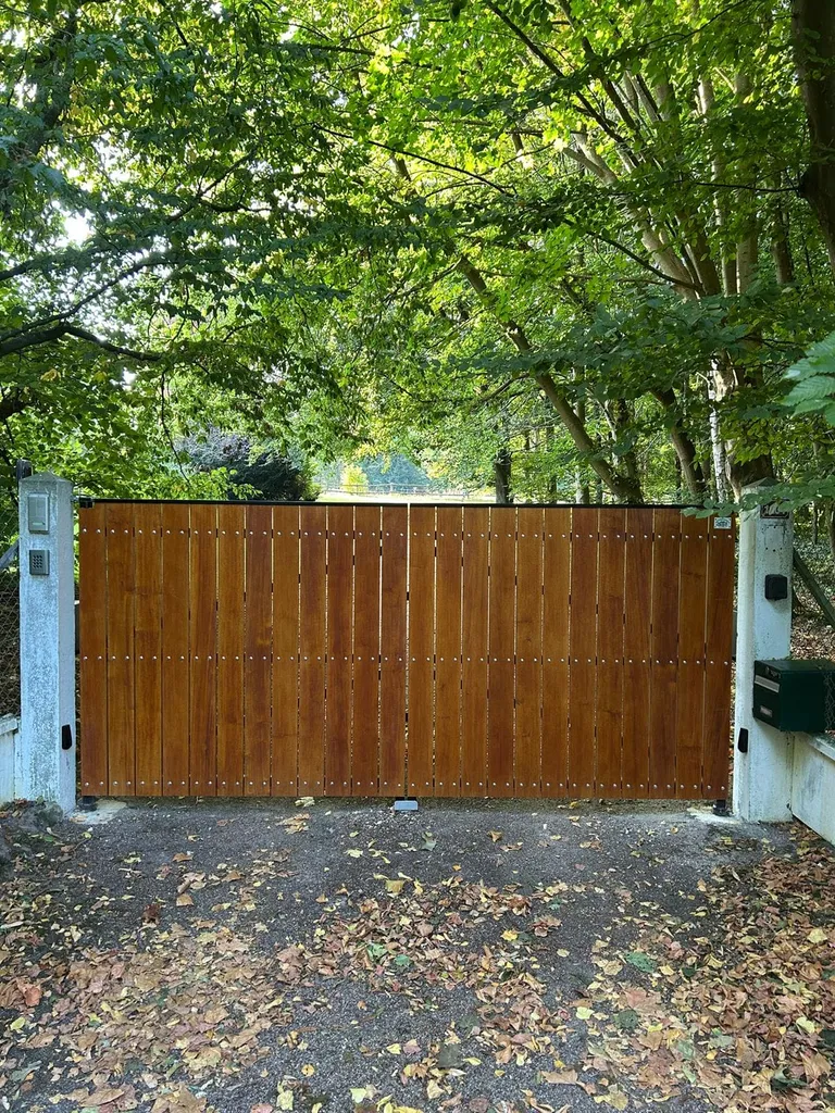 Installation de Portails d'Entrée en Bois massif et exotique moderne sur Mesure à Bourg-Achard dans l’Eure (27)