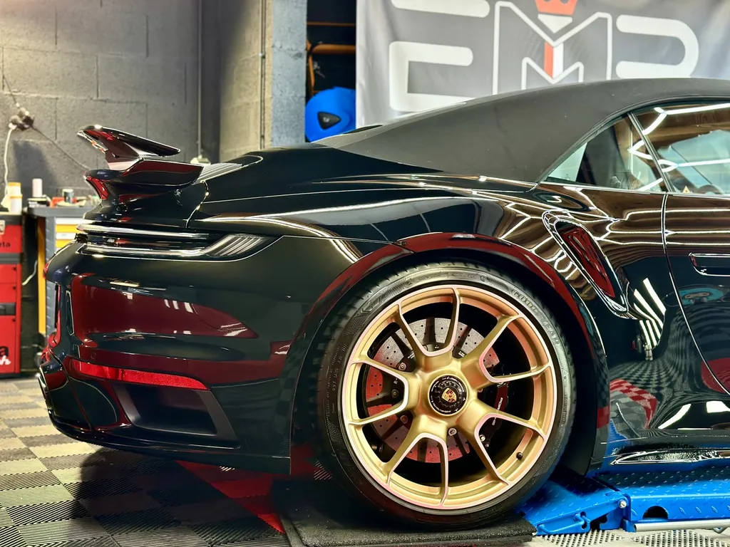 protection PPF automobile Lyon traitement céramique carosserie Porsche 992 Turbo S cabriolet 