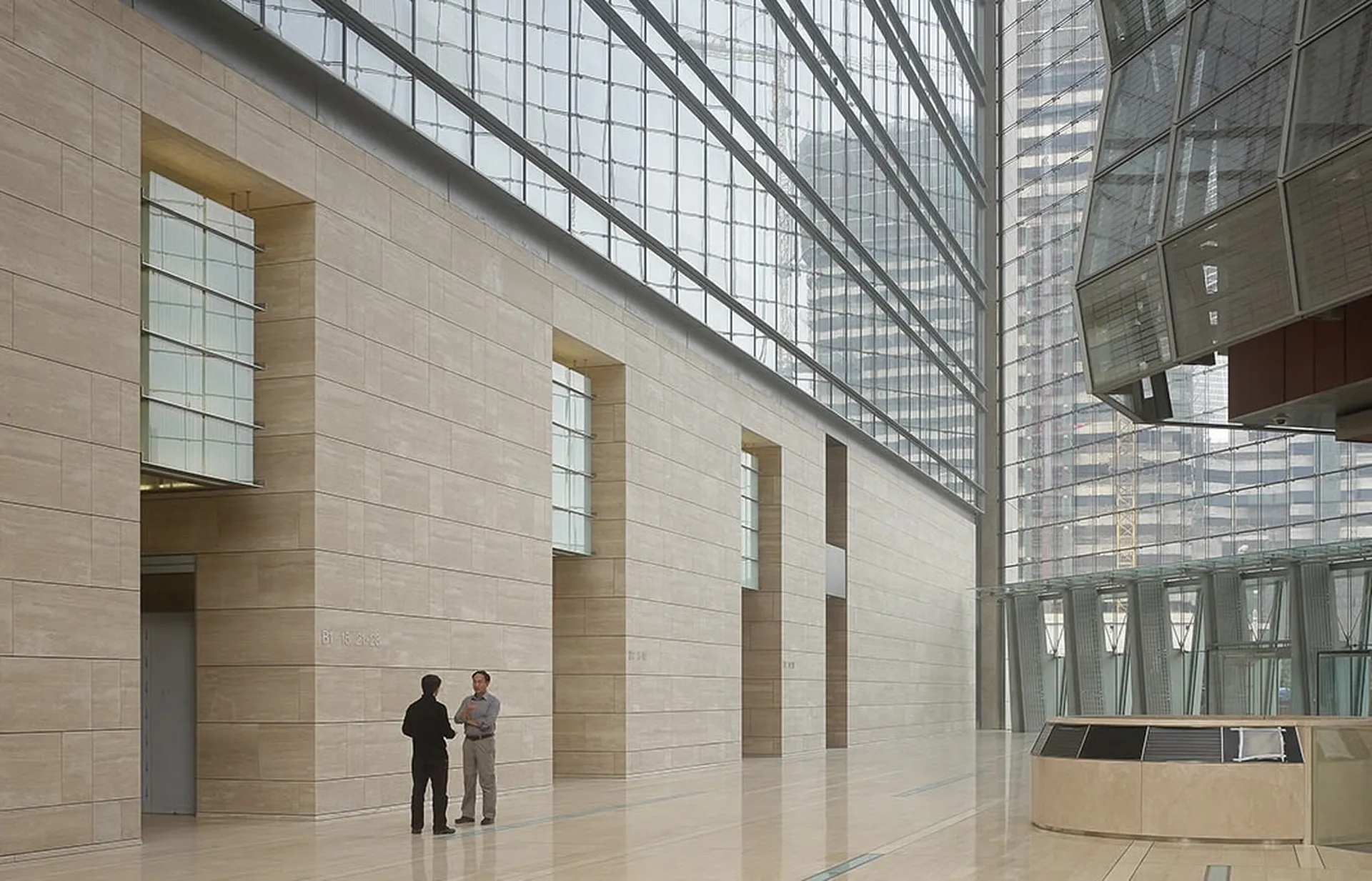 Travertin Classico beige italien : pierre calcaire naturelle à l’aspect authentique pour sols intérieurs