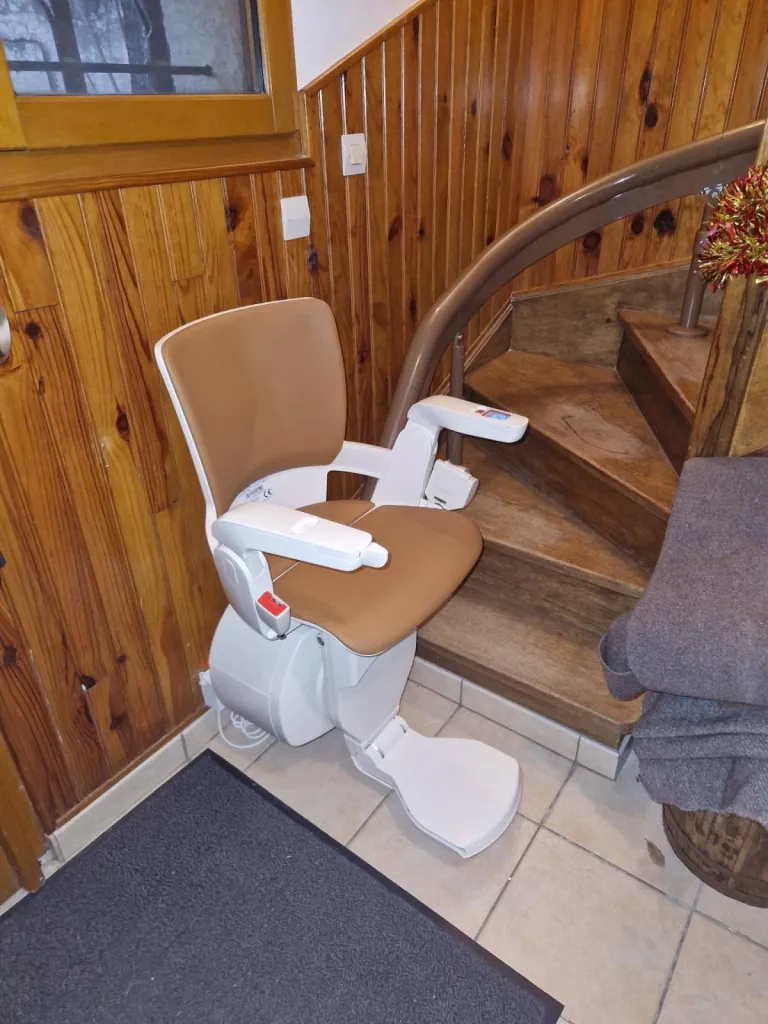 Installation d'un fauteuil monte-escalier OTOLIFT Modul'Air Smart dans un escalier courbe à Peyrolles près d'Aix en Provence