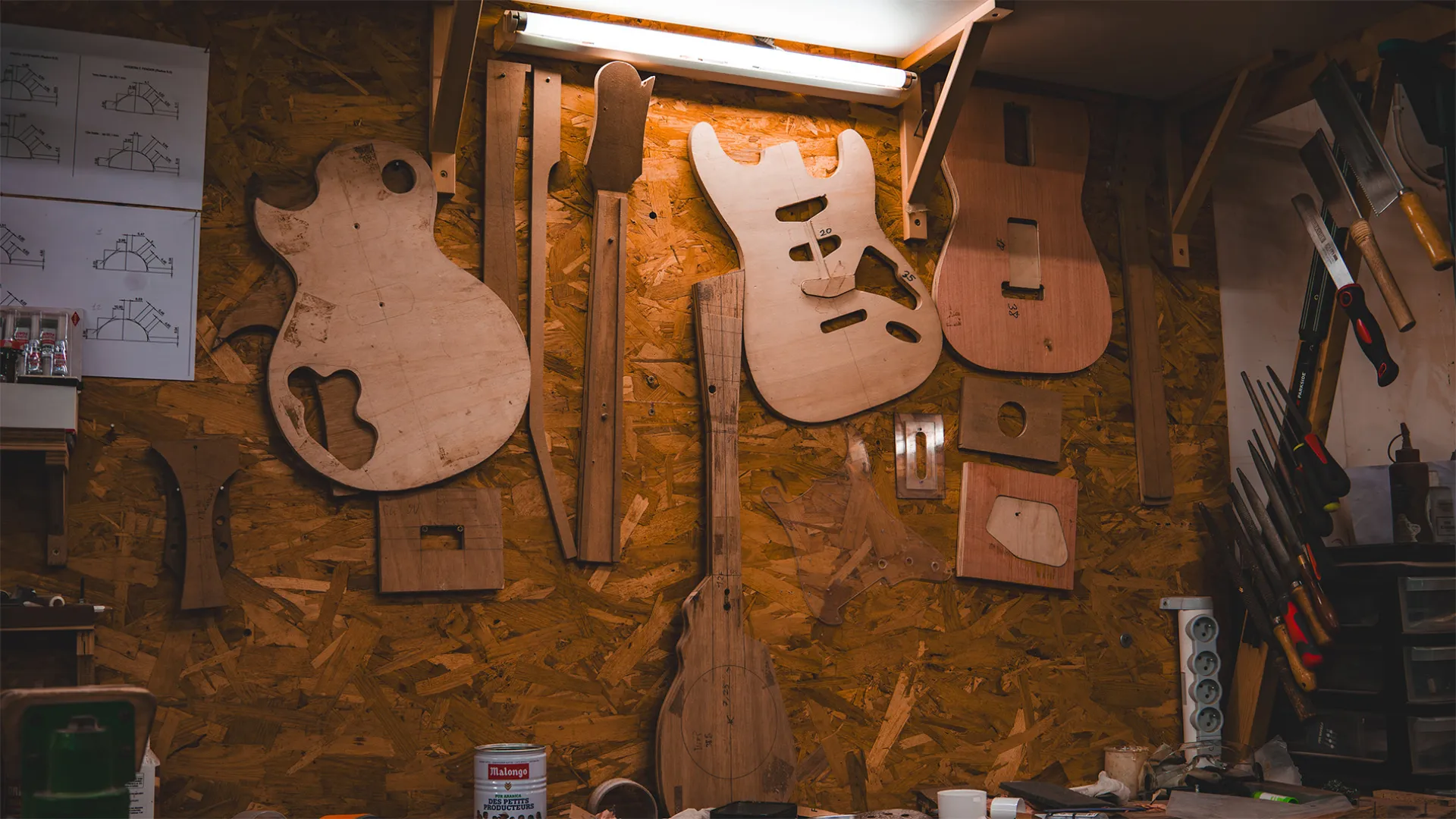 Luthier professionnel à Sète spécialisé en réparation, création et fabrication artisanale de guitares acoustiques et électriques sur mesure - Stages pour apprendre à fabriquer sa guitare